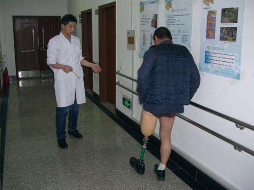 截肢患者安裝假肢應(yīng)遵循什么原則呢?(圖1) 截肢患者安裝假肢應(yīng)遵循什么原則呢?(圖1)