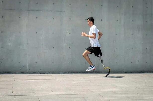 假肢廠家淺談下肢假肢如何做好護(hù)理工作(圖1) 假肢價(jià)格